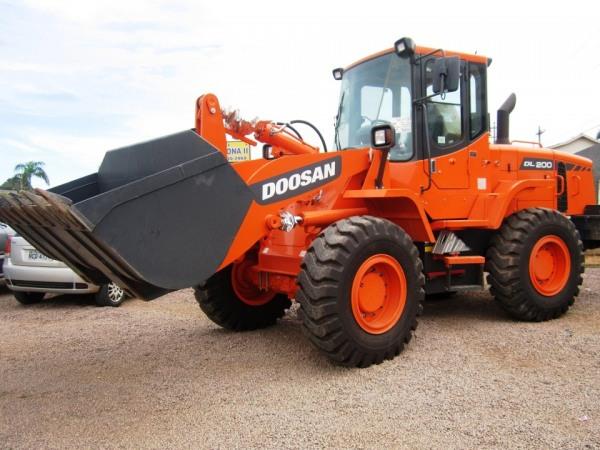 Máy xúc lật Doosan DL200