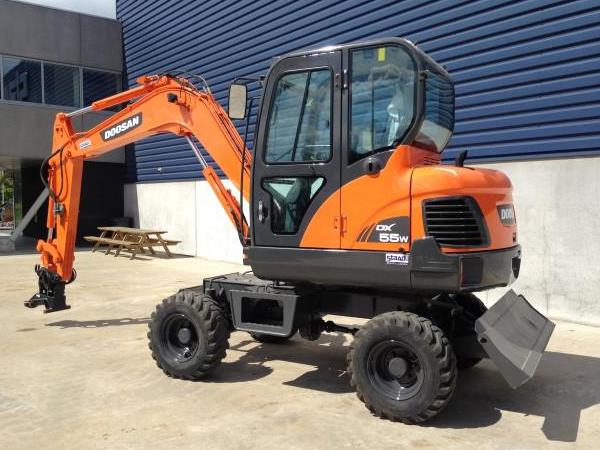 Máy xúc đào bánh lốp Doosan DX55W