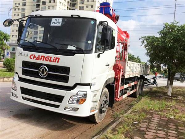 Xe tải Dongfeng 3 chân gắn cẩu Unic 8 tấn