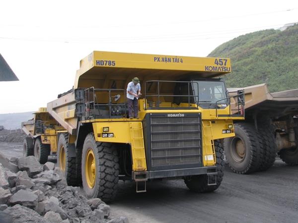 Siêu xe tải hơn 20 tỷ cao như nhà hai tầng trên đất mỏ
