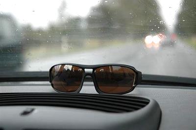 Mẹo đeo kính râm lái xe ban đêm - tài xế Việt cần nhớ