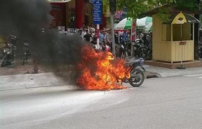 Xe Exciter cháy rụi khi đang chạy trên phố