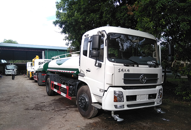 Xe phun nước rửa đường 5 khối DONGFENG là dòng xe chuyên dụng hiện nay