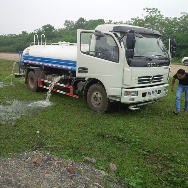 Hình ảnh thực tế xe phun nước rửa đường 5 khối DONGFENG